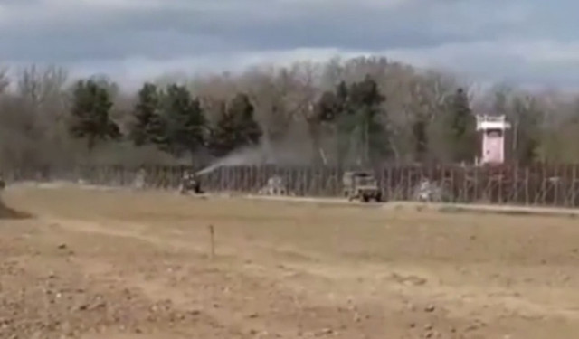 Vicdanınız kurusun! Yunan çiftçiler mültecilere tarım ilacıyla saldırdı - Resim: 0