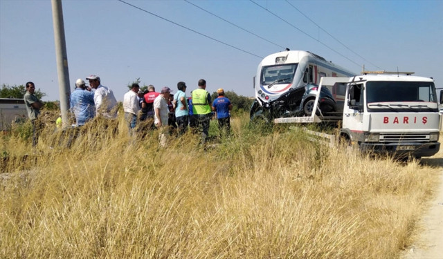 İzmir'de trenin hemzemin geçitte çarptığı araçtaki 3 kişi öldü - Resim: 0