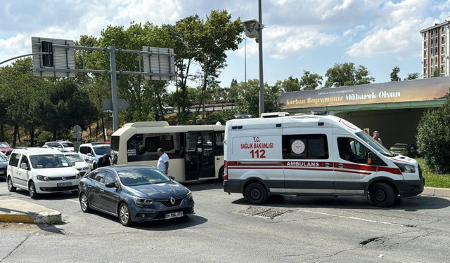 Bağcılar'da minibüs ile cip çarpıştı, olay yerinde kavga çıktı! Görgü tanığı kaza anını böyle anlattı - Resim: 1