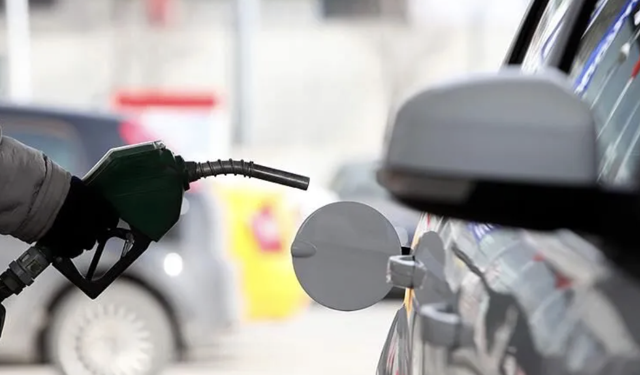 Akaryakıta gece yarısı zammı! Tabela değişti, motorin 80 lirayı gördü - Resim: 0
