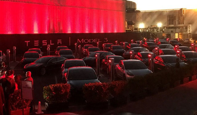 Tesla Model 3 artık yollarda - Resim: 4