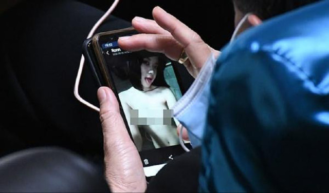 Tayland'da milletvekili parlamentoda porno izlerken yakalandı! - Resim: 0