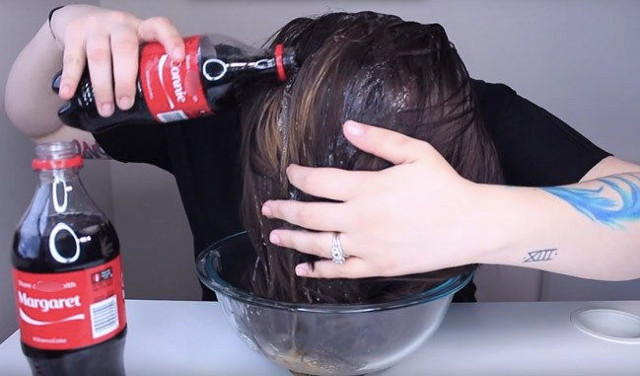 Saçınızı kola ile yıkarsanız ne olur kimse sonuca inanamadı! - Resim: 0