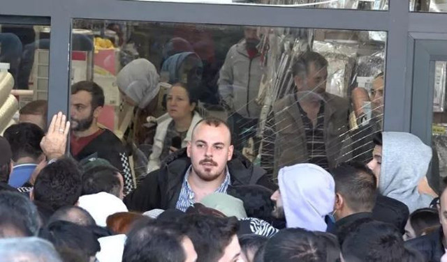 Fiyatlar 5'te 1'e çekildi izdiham yaşandı! Birbirlerini ezdiler - Resim: 0