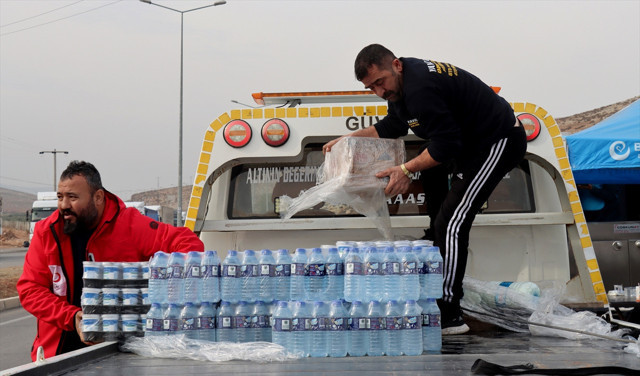 Ankara'dan Hatay'a gidip sınır kapısında Suriyeli çocuklara süt dağıttı: "İnşallah ev sahipliğimizi unutmazlar" - Resim: 3