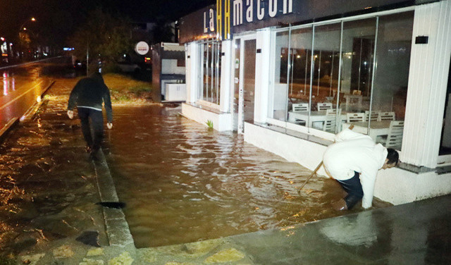Muğla'da cadde ve sokaklar göle döndü ev ve işyerlerini su bastı - Resim: 0