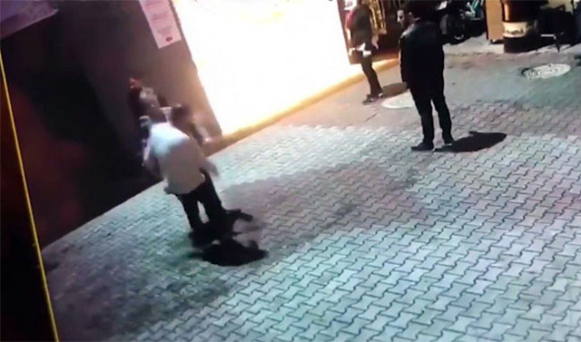 Patrondan çalışanlarına 'ayağa kalkmadın' dayağı - Resim: 3