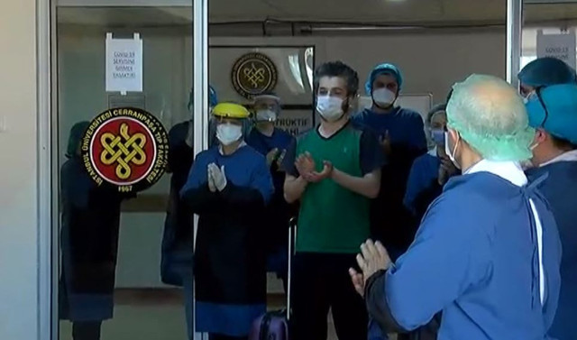 Cerrahpaşa'da koronavirüsü yenen doktor ve 90 yaşındaki kadın taburcu oldu - Resim: 1