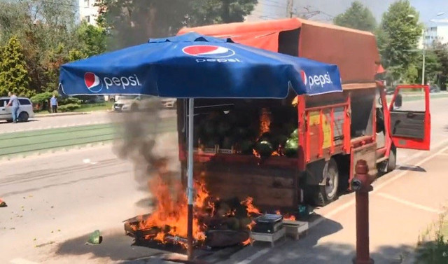 Zabıtanın kaldırmaya çalıştığı karpuz yüklü aracını benzinle yaktı - Resim: 0