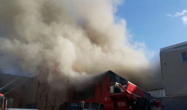 Bursa'daki yangında dumanlar gökyüzünü kapladı! 10 itfaiye aracı sevk edildi - Resim: 0