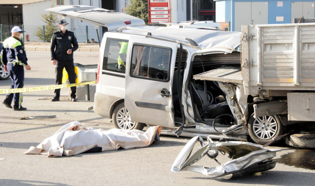 Kayseri'de demir yüklü kamyonete çarpan hafif ticari araçtaki 2 kişi öldü - Resim: 0