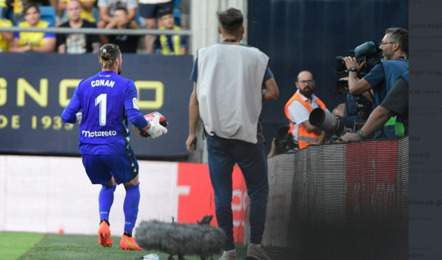 Barcelona'nın maçında üzücü olay: Bir taraftar kalp krizi geçirdi oyun yarım saat durdu - Resim: 0