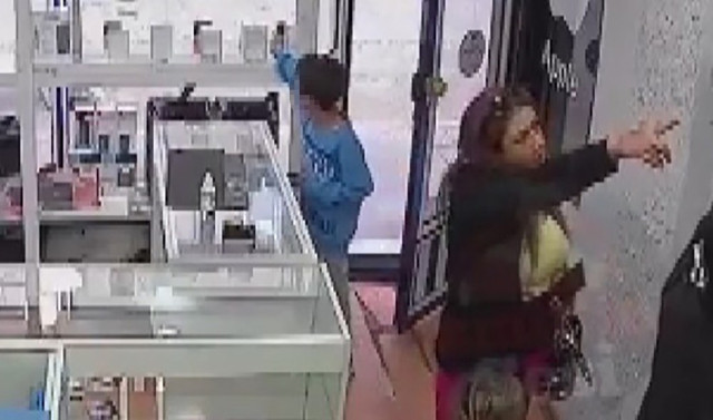 İzmir'de esnaf bu kadını arıyor! Küçük çocuğu da şebekeye katmış... - Resim: 0