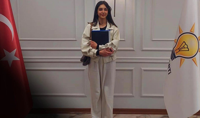 AK Parti'nin 18 yaşındaki adayı Nisa Alptekin, Cumhurbaşkanı ile görüştü! 40 yıldır tanıyormuş gibi... - Resim: 0