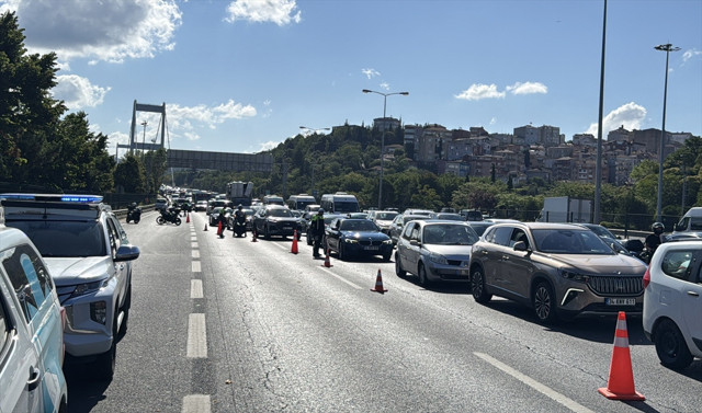 İstanbul'da TEM Otoyolu'nda midibüsün devrilmesi sonucu 13 kişi yaralandı - Resim: 2