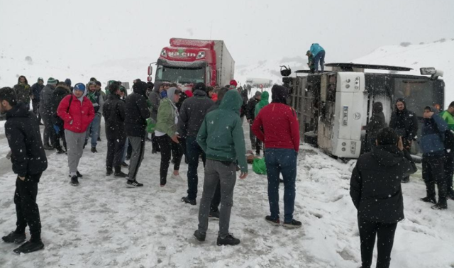 Bursaspor taraftarını taşıyan otobüs Erzurum'da devrildi - Resim: 0