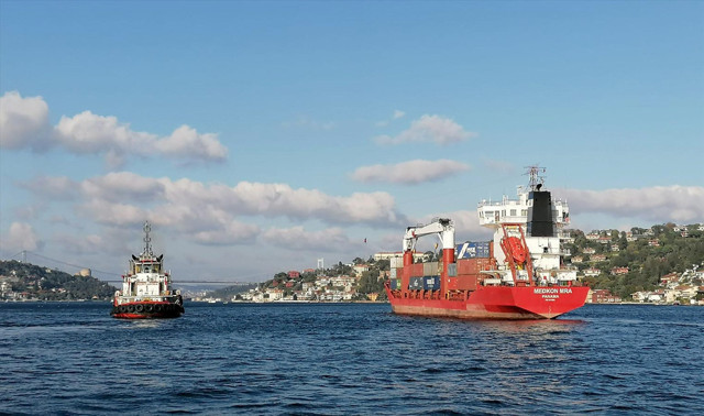 İstanbul Boğazı'nda faciadan dönüldü! Sürüklenen gemi son anda durdu - Resim: 1
