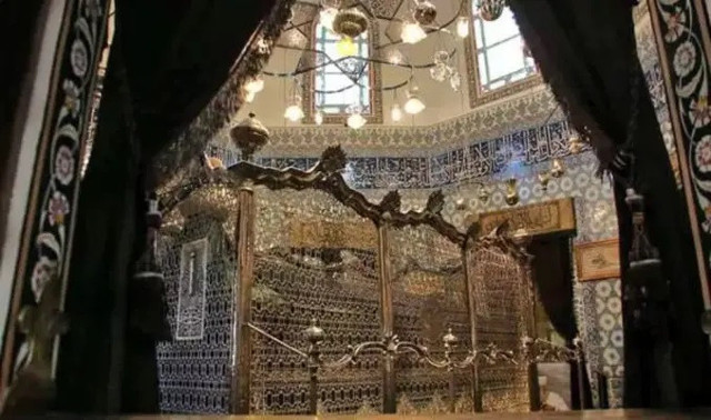 Eyüp Sultan Türbesi'ne çekiçle saldırıp zarar veren saldırgan yüzde 80 engelli çıktı - Resim: 0