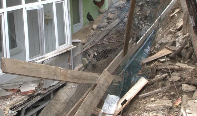 Eyüpsultan’da istinat duvarı çöktü: Risk altındaki binalar tahliye edildi! - Resim: 1