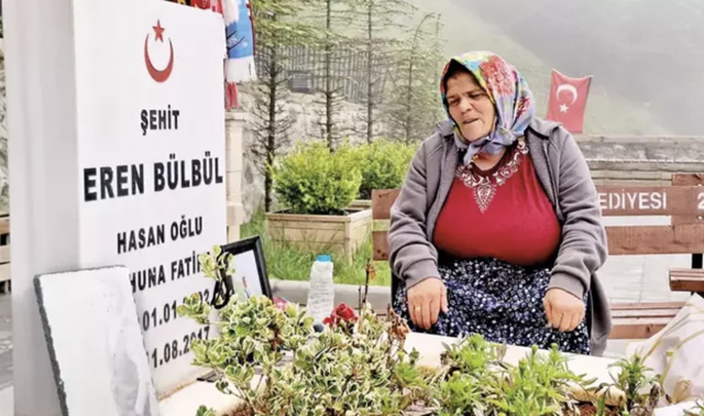 Ahmet Hakan yazdı: "Bak bu şehit annesi hiç de mırın kırın etmiyor" - Resim: 0