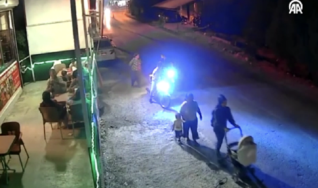 Hatay'da motosiklet yolda yürüyen aileye çarptı! 9 aylık bebek öldü, 4 kişi yaralandı - Resim: 0