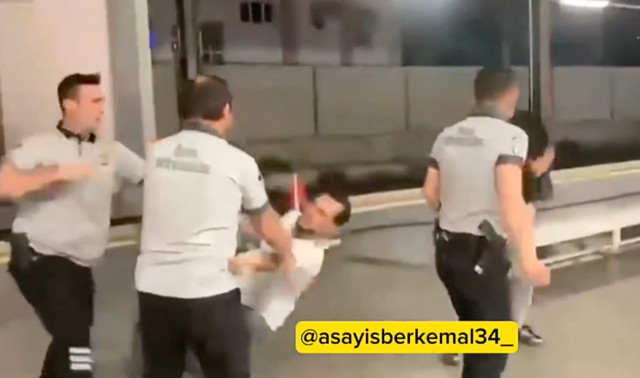 Marmaray'da tekme ve yumruklu kavga! Müdahale eden güvenlik görevlisi de saldırıya uğradı - Resim: 0