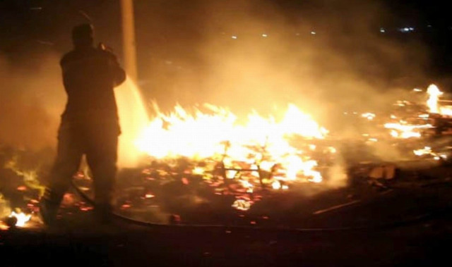 Erzincan'da turşu palet deposu yandı! 2 saatte söndürüldü - Resim: 1