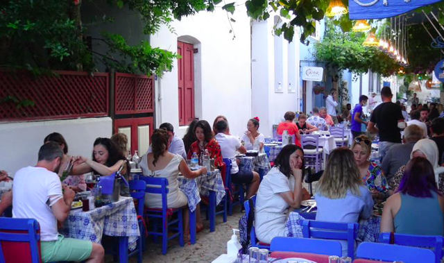 Bozcaada tıklım tıklım! Kimse tedbirlere uymuyor esnaf rahatsız! - Resim: 0