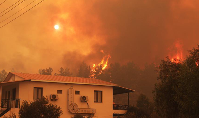 Orman yangınında alevler tüm yöreyi sardı! Çökertme'yi 'Deli Memet' denilen rüzgar yaktı - Resim: 0