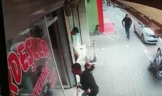 Mermi kafasını sıyırdı ölüm böyle teğet geçti! Yere yığıldı, kafasını tutmaya başladı: O anlar kamerada! - Resim: 1