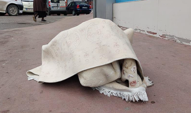 Samsun'da akılalmaz olay! 17 yaşındaki kız, halı yüzünden hastanelik oldu - Resim: 1