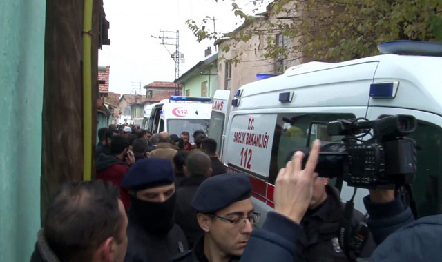 Konya'da kerpiç bina çöktü 2'si çocuk 3 kişi öldü - Resim: 0