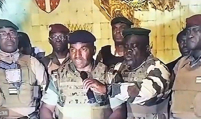 Darbe yapılan Gabon Cumhurbaşkanı 'yardım' çağrısı yaptı! Darbe destekçileri kutlama yapıyor - Resim: 0