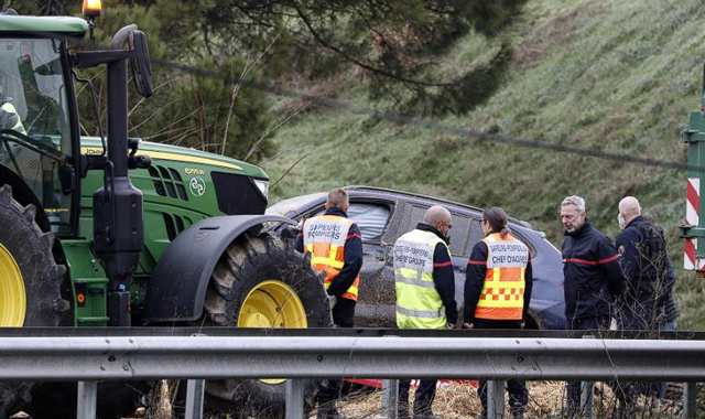 Eylem yapan çiftçilerin arasına otomobil daldı: 1 ölü - Resim: 1