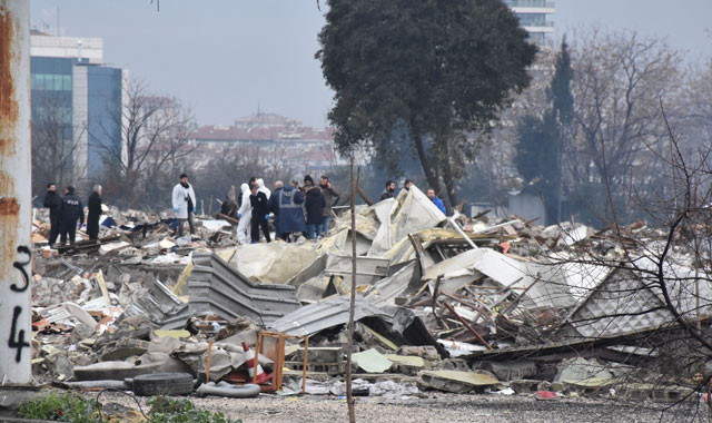Şoke eden olay yıkılan sitenin içinden ceset çıktı! - Resim: 4