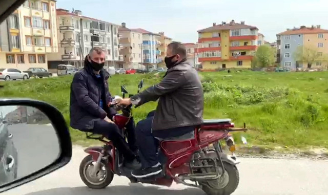 Tekirdağ'da tehlikeli yolculuk yapıp 'Sosyal mesafeye uyuyoruz' dediler - Resim: 1
