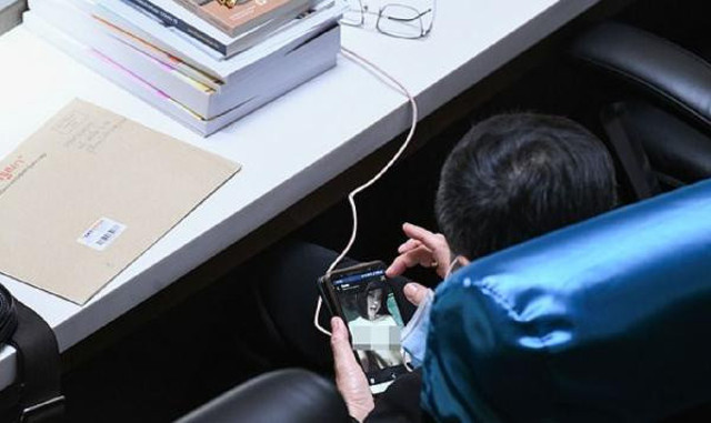 Tayland'da milletvekili parlamentoda porno izlerken yakalandı! - Resim: 1
