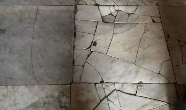 Ayasofya'da yeni skandal! Caminin zemin mermerlerini ağır tonajlı temizlik araçları parçaladı - Resim: 0