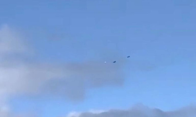Sıra dışı olay! Görür görmez telefona sarıldı... Savaş jetleri gökyüzünde UFO kovaladı - Resim: 0