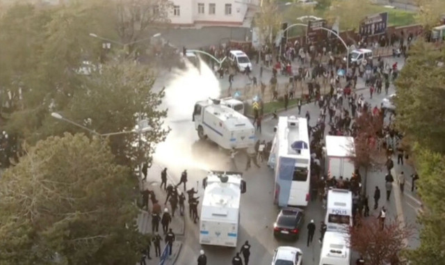 Ekrem İmamoğlu'na Erzurum'da taşlı saldırı! Mitingde olay çıktı: Otobüsün camları kırıldı! - Resim: 6