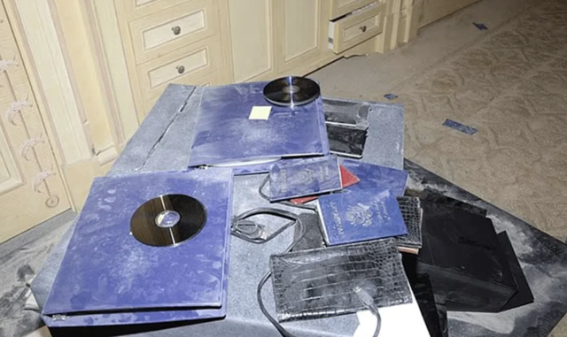 Jeffrey Epstein'in gizli depoları ortaya çıktı: CD'ler, fotoğraflar, kayıtlar - Resim: 0