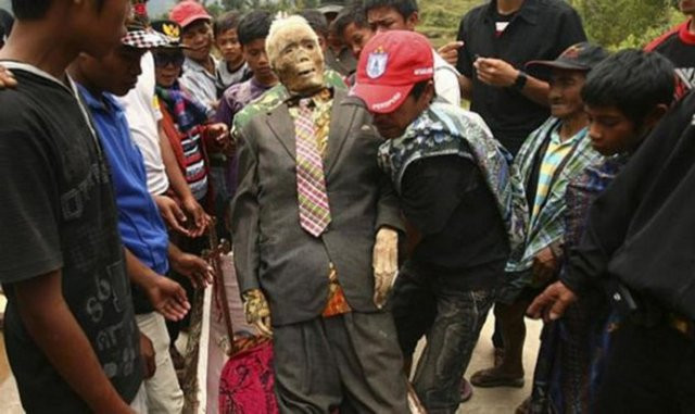 Ölülerini mezardan çıkarıp kıyafet giydiriyorlar! - Resim: 3