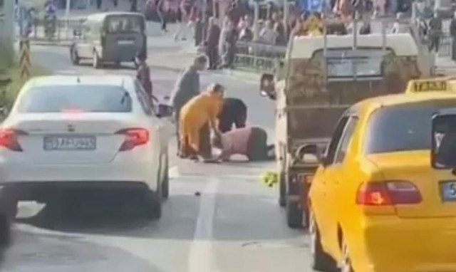 Akıllara zarar kadın kavgası kamerada! Birbirlerini yerlerde sürüklediler - Resim: 0