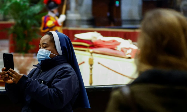 Eski Papa Benediktus'un cansız bedenini görüntülemek için yarış verdiler - Resim: 1
