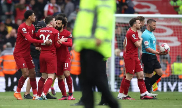 Premier Lig'de skandal olay! Liverpool Arsenal maçında hakem yıldız futbolcuya dirsek attı - Resim: 0