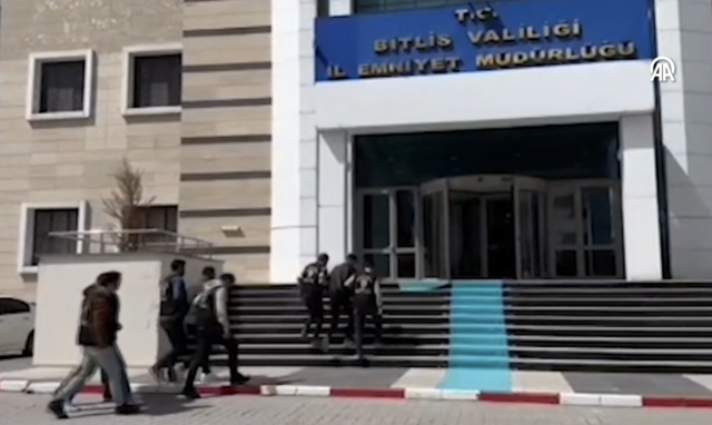 Sosyal medyada silahlı fotoğraf paylaşan 4 kişi gözaltına alındı - Resim: 0