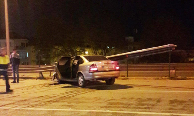 Denizli'de ölüm teğet geçti bariyer otomobile saplandı - Resim: 1