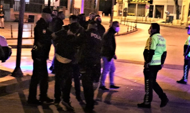 Çatıdan sarkıttığı iple apartmana girip 2 çocuk annesi eşini katletti! Apartman sakinleri dövdü - Resim: 0