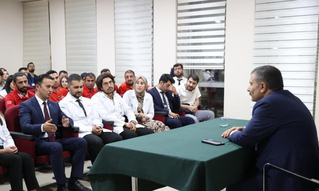Sağlık Bakanı Fahrettin Koca'dan Bitlis'te hastane ziyareti! Hastalarla yakından ilgilenen Koca yürekleri fethetti - Resim: 3