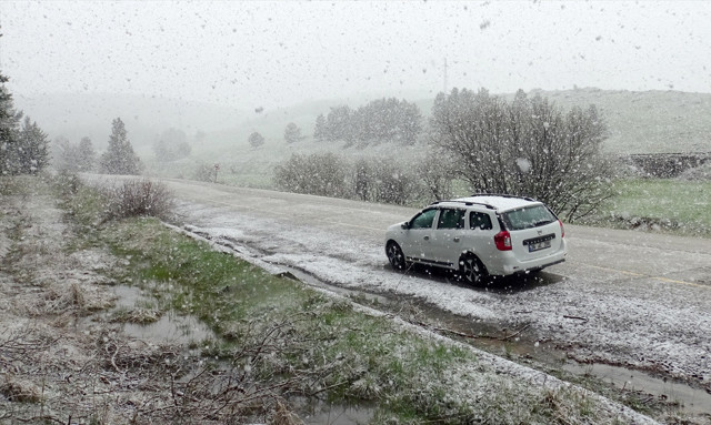 Kars'ın Sarıkamış ilçesi ve yüksek rakımlı geçitler kar yağışıyla beyaza büründü - Resim: 2